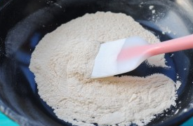 雪媚娘,小火炒至糯米粉颜色变成微黄色,炒好后盛出当手粉备用。