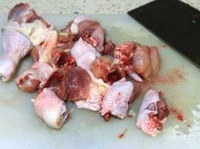 香菇滑鸡饭,<a style='color:red;display:inline-block;' href='/shicai/ 92'>鸡腿</a>剁成小块；