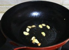 香菇滑鸡饭,锅中放油，下蒜片，出香味；