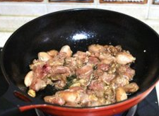 香菇滑鸡饭,大火，下鸡块，划散开；