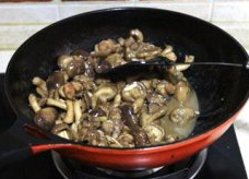 香菇滑鸡饭,收到差不多的汤汁就差不多了，撒适量盐。出锅，撒<a style='color:red;display:inline-block;' href='/shicai/ 3250'>葱</a>花。