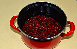 红豆沙,<a style='color:red;display:inline-block;' href='/shicai/ 128919'>小红豆</a>洗净后放入清<a style='color:red;display:inline-block;' href='/shicai/ 156925'>水</a>中浸泡1个小时以上。