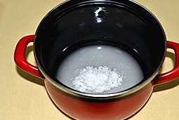 焦糖奶油酱,锅里放入细砂糖,倒入凉水。