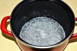 焦糖奶油酱,小火加热,糖水开始冒出小泡,此时不必搅拌。