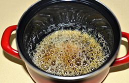 焦糖奶油酱,慢慢地糖水的颜色开始变黄,轻轻晃动小锅,让糖水受热均匀。