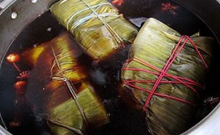 粽香五花肉,把绑好的五花肉冷水放入汤锅内，待汤开锅后，转小火，慢炖4个小时即可出锅