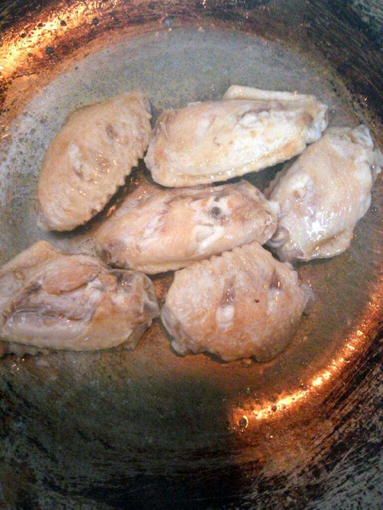 可乐鸡翅,鸡翅放入锅中煎至两面金黄