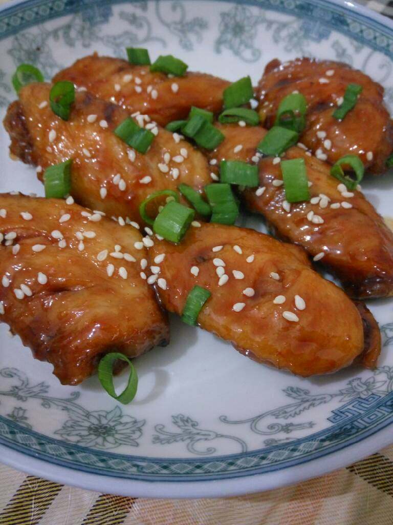可乐鸡翅,摆盘，撒上芝麻和葱花即可