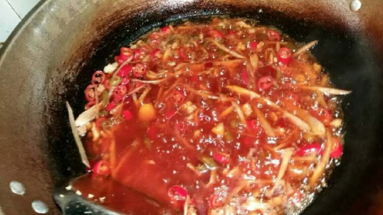 自创重庆麻辣鱼,煮鱼过程中可将调料用勺子灌入鱼肚中,盛盘的鱼,在表面铺上<a style='color:red;display:inline-block;' href='/shicai/ 157'>小葱</a>,将油和干辣椒炒香后,直接淋上即可。