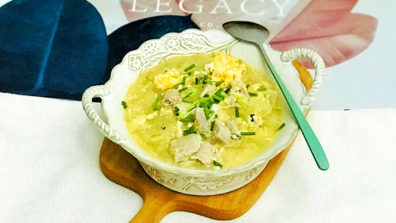 冬瓜瘦肉汤,装盘后,撒上葱花装饰,美味的冬瓜瘦肉汤就做好了