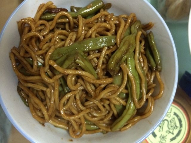 五花肉豆角焖面,<a style='color:red;display:inline-block;' href='/shicai/ 526'>面条</a>已熟（如锅中汤多可多焖会儿），趁热将<a style='color:red;display:inline-block;' href='/shicai/ 526'>面条</a>和<a style='color:red;display:inline-block;' href='/shicai/ 3639'>豆角</a>搅拌均匀，盛盘即食