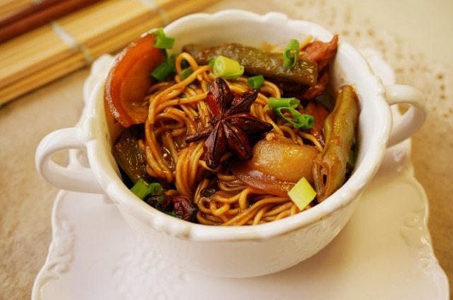 五花肉豆角焖面
