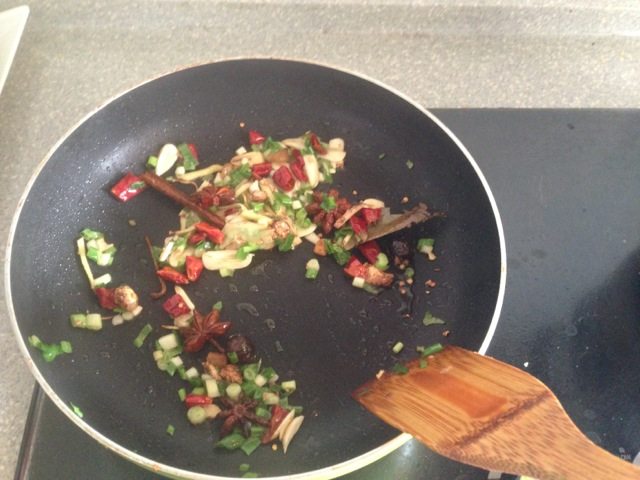 五花肉豆角焖面,五花肉先爆肉 在将葱姜蒜 大料 <a style='color:red;display:inline-block;' href='/shicai/ 86474'>干辣椒</a>煸香 加入<a style='color:red;display:inline-block;' href='/shicai/ 3639'>豆角</a>和五花肉 断生后加入熬煮好的肉汤 末过<a style='color:red;display:inline-block;' href='/shicai/ 3639'>豆角</a>就好