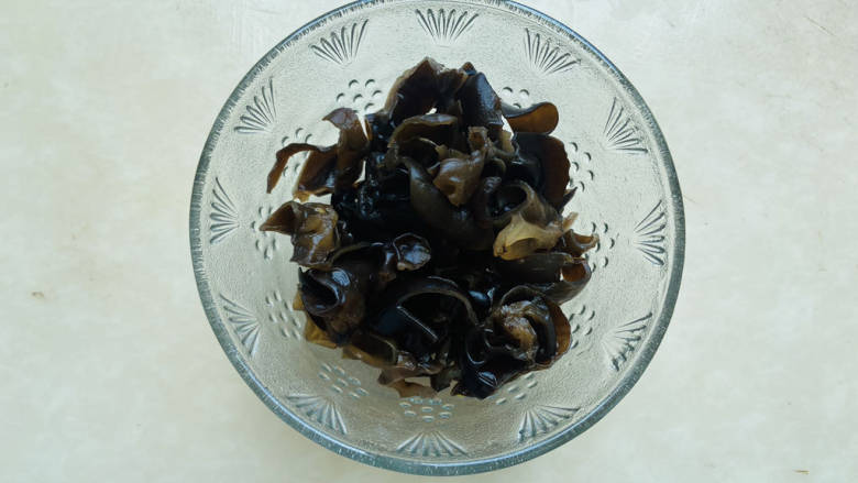 芹菜木耳炒肉丝,干黑<a style='color:red;display:inline-block;' href='/shicai/ 233'>木耳</a>提前泡发,清洗干净撕成小朵