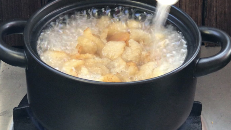 青番茄肉皮猪血汤,加盐,转中火煮10分钟