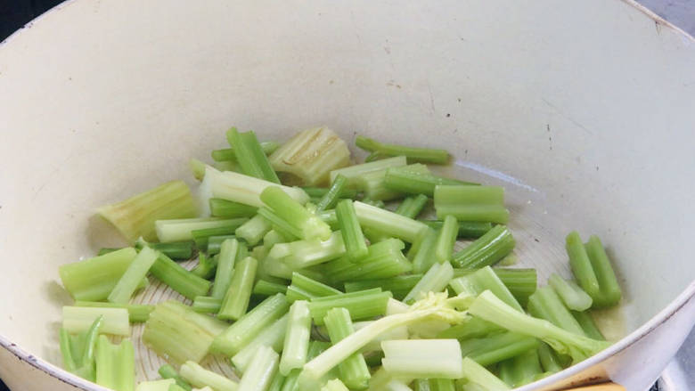 青菜火腿炒鸡蛋,就着油锅,放入芹菜炒匀