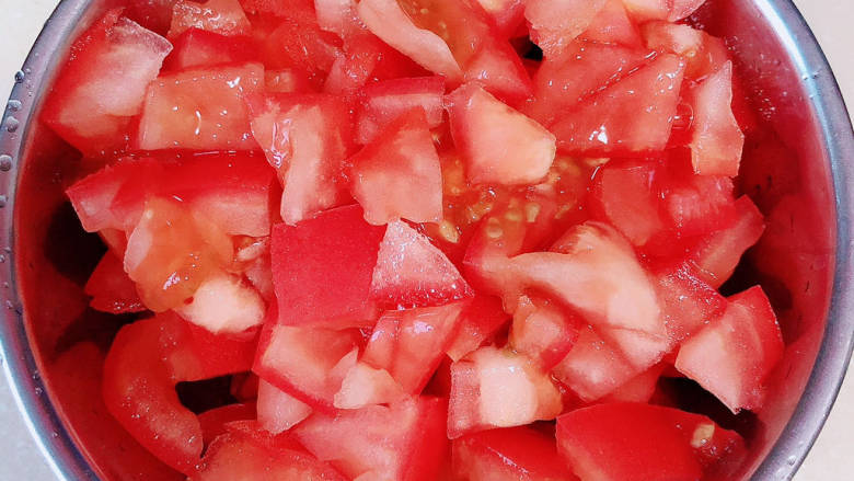 红焖牛肉煲,准备<a style='color:red;display:inline-block;' href='/shicai/ 3551'>西红柿</a>,切小块备用。