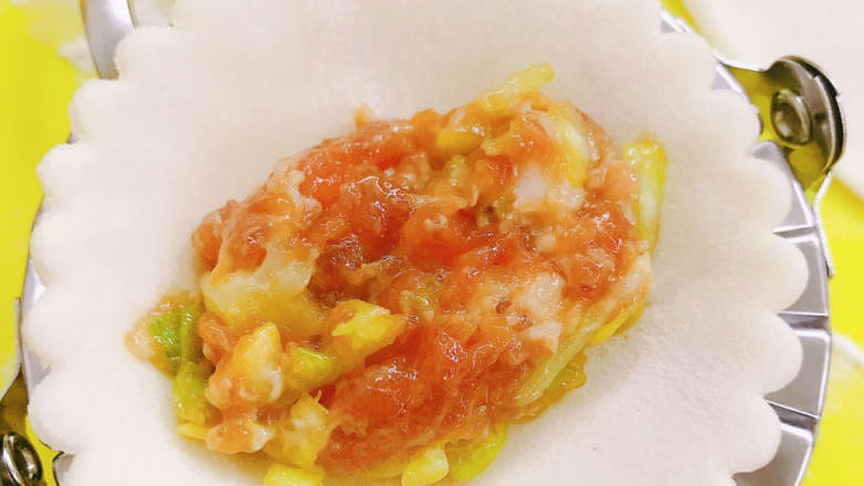 #闹元宵#鲜花饺子,放入馅料