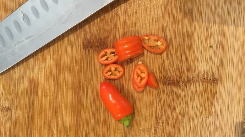墨西哥牛排卷饼,辣椒是自己买的泰式辣椒盆栽,一年一结果,今年第二年。没有步骤就是想显摆一下~你打我呀~~