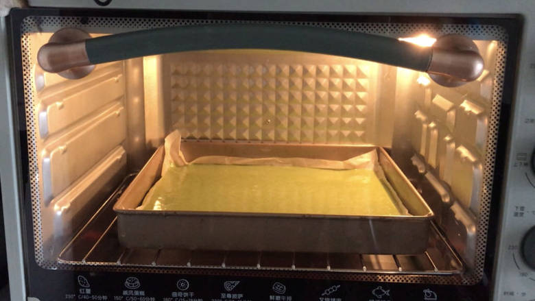 抹茶红豆蛋糕卷,放入预热好的烤箱中层,150度烤15分钟(我换了新烤箱还没摸清它的性质)