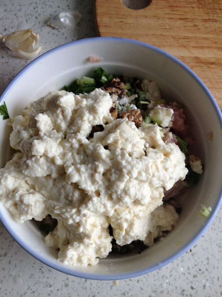 烧汁豆腐肉丸子,把全部材料放在一个大碗里,加入适量的味精,盐巴生粉,酱油一起搅拌均匀。