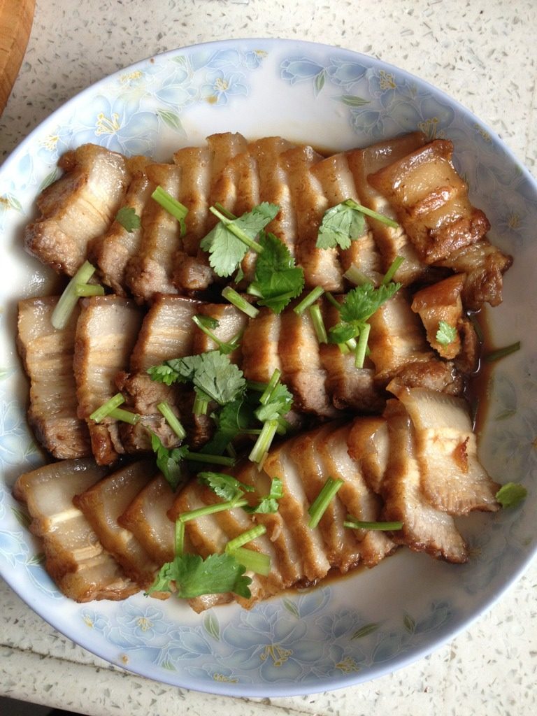 卤五花肉,加入没后五花肉的水，烧开后换瓷卤锅里再煮20分钟；