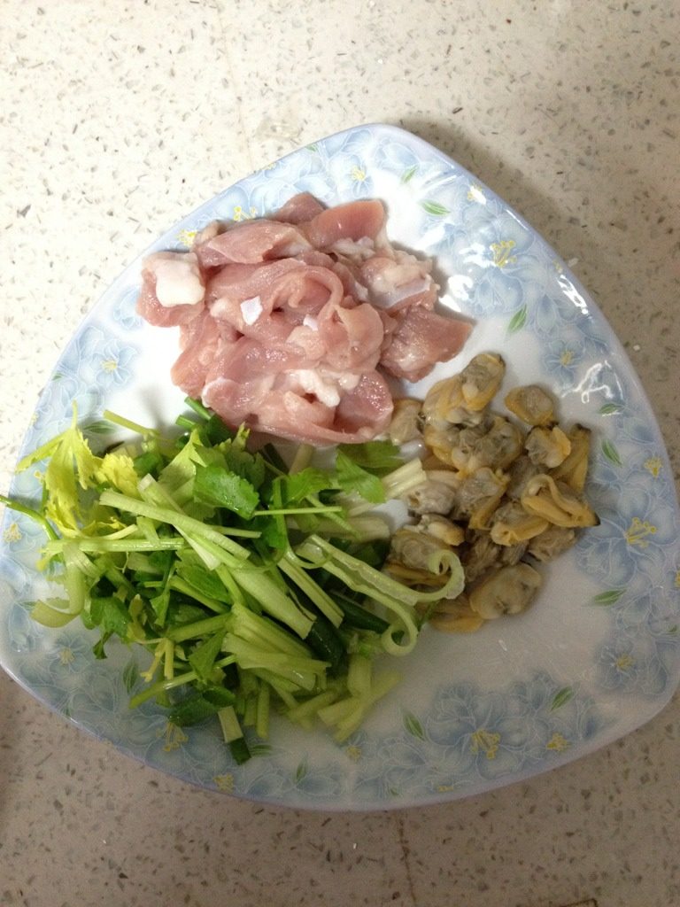 炒面,猪肉，芹菜，葱切好，花蛤用水煮开，取肉。