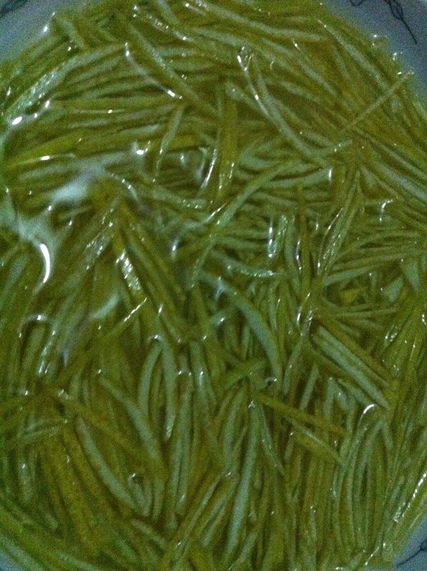 蜂蜜柚子茶,把柚子涂抹上一层盐刷净干净;削下柚子皮,这是柚子祛痰镇咳的精髓所在
剥出柚子肉撕成小块;削下的黄皮切成大约3厘米长、粗细1毫米左右的细丝,越细越好;把切好的柚子皮,放到盐水里腌1小时