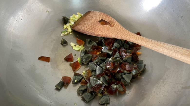 皮蛋豆腐汤,加入皮蛋,中小火煸炒到皮蛋起沫