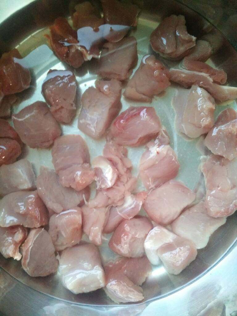 牙签肉,切成大小适中的块,清洗干净