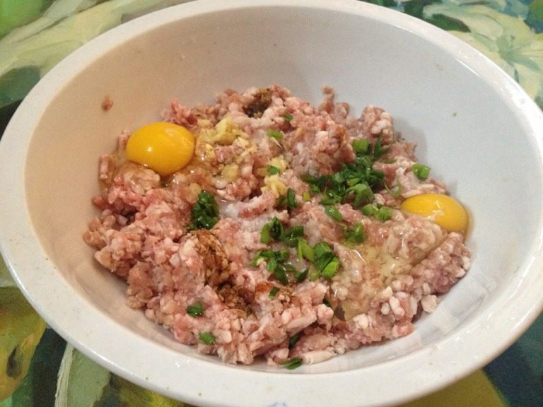 咸菜豆腐豆芽馄饨,肉沫加料酒少许盐，鸡蛋，小葱，一个朝一个方向搅拌