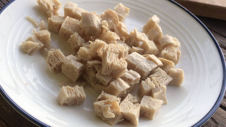 白菜豆腐皮蛋粥,<a style='color:red;display:inline-block;' href='/shicai/ 469'>冻豆腐</a>提前取出解冻,洗净后挤干水分,切成小丁备用
