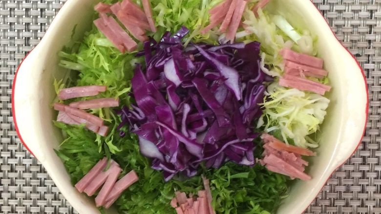 苦菊紫甘蓝培根沙拉