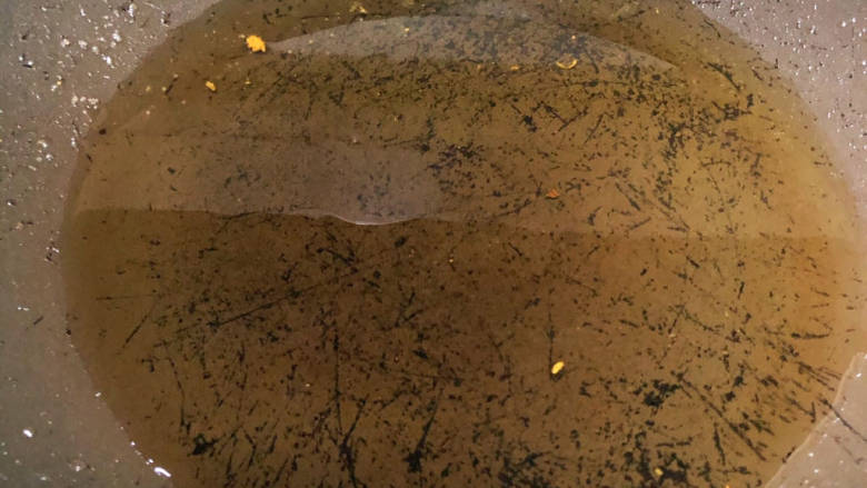 炸薯条,炸制金黄变熟捞起,炸第二遍
