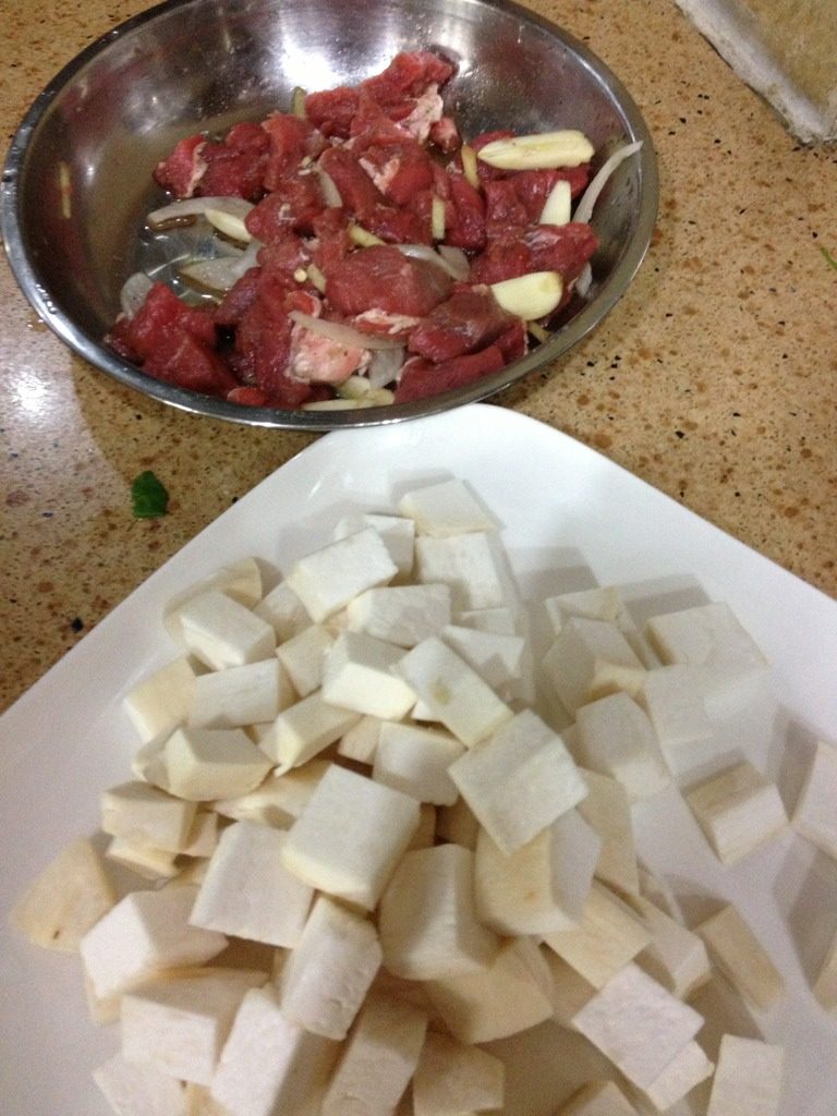 黑胡椒爆炒牛菇粒,首先将牛肉、<a style='color:red;display:inline-block;' href='/shicai/ 238'><a style='color:red;display:inline-block;' href='/shicai/ 238'>杏鲍菇</a></a>切成粒状！牛肉放在盘里用料酒、盐、味精，腌制20分钟；