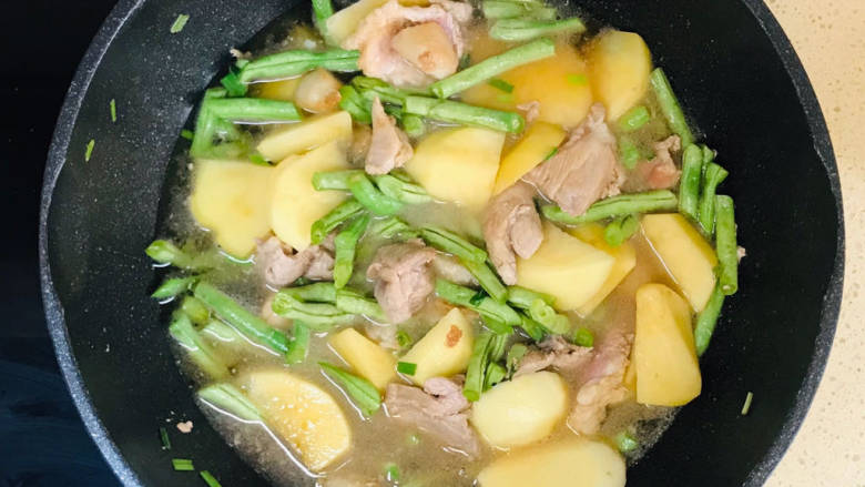 五花肉焖饭,翻炒均匀,加入一碗清水,翻拌均匀就可以关火了