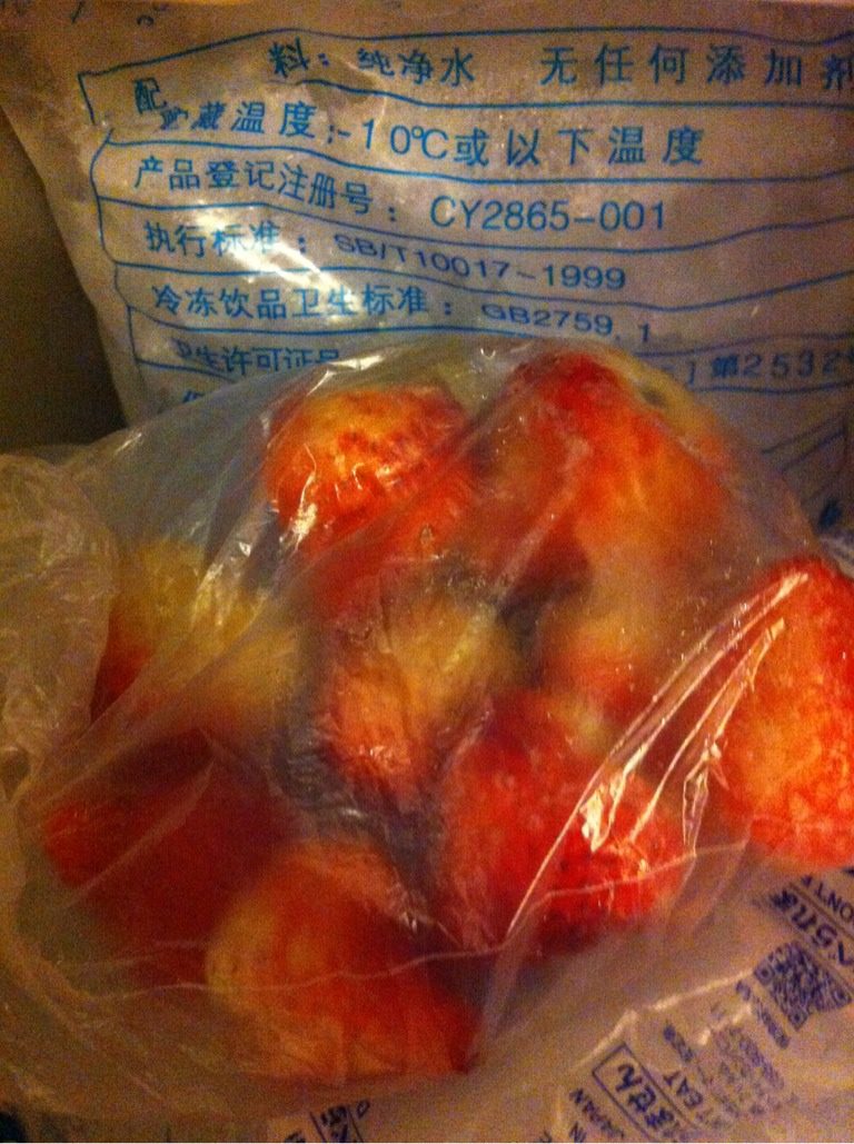 草莓酸奶冰,将<a style='color:red;display:inline-block;' href='/shicai/ 592'>草莓</a>速冻，冻<a style='color:red;display:inline-block;' href='/shicai/ 592'>草莓</a>擦成泥；