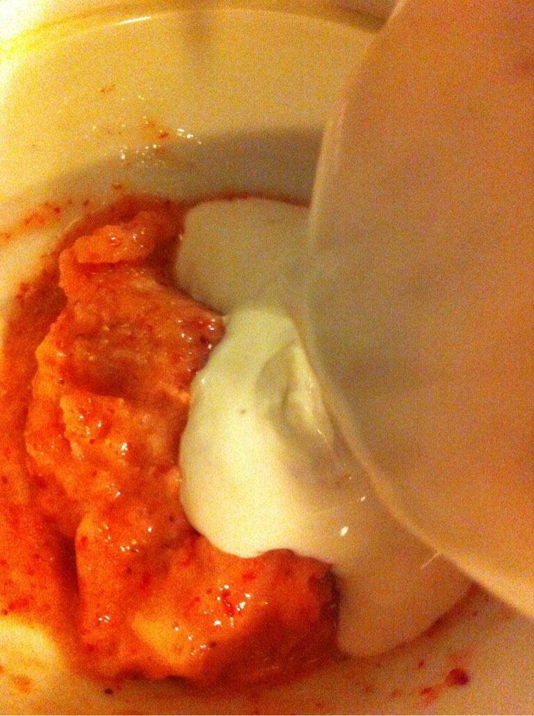 草莓酸奶冰,冻上混合好的<a style='color:red;display:inline-block;' href='/shicai/ 108998'>草莓酸奶</a>冰，成型，挖挖，开吃。