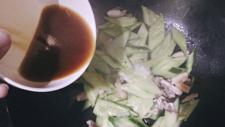 黄瓜炒鱿鱼,加入芡汁(适量生粉,生抽,盐,水调成)