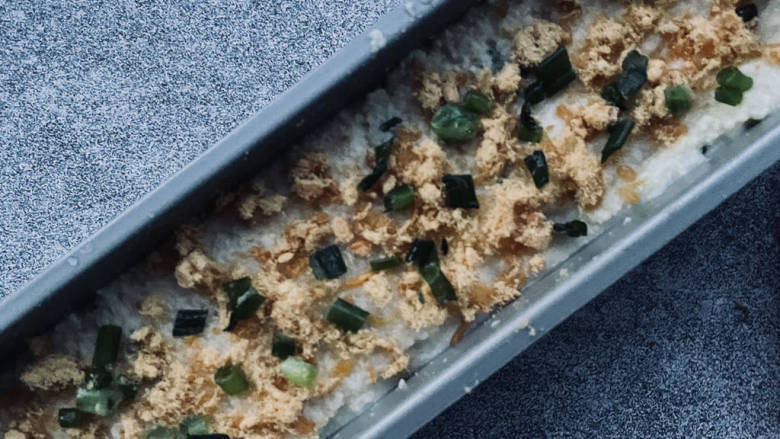 香葱肉松磅蛋糕,表面再撒上一些肉松香葱。