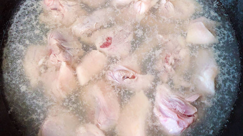 香菇烧鸭肉,锅中烧热水,放入鸭肉焯去血水,捞出洗净待用。