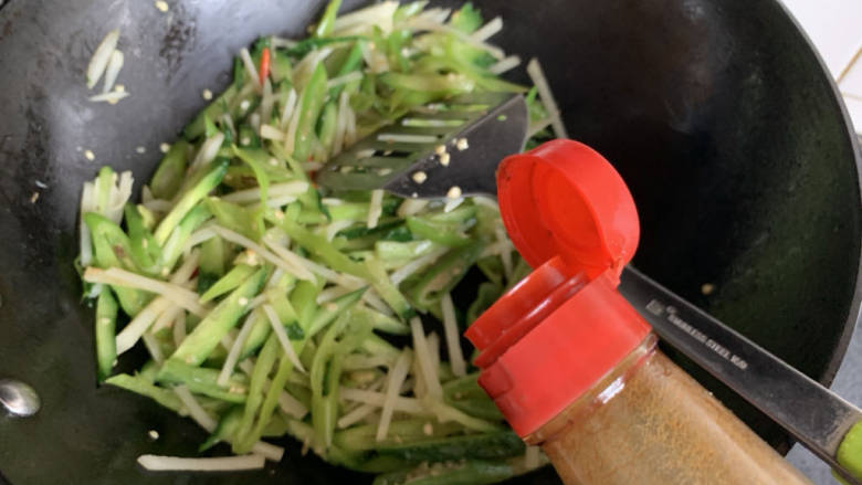 黄瓜炒土豆丝,少许耗油提鲜