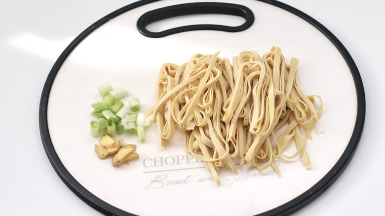 砂锅鱿鱼土豆粉,<a style='color:red;display:inline-block;' href='/shicai/ 4199'>豆腐皮</a>洗净切丝,葱姜切碎。
