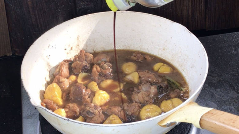 板栗焖鸡肉,15分钟后,打开锅盖拌匀,淋入轻盐酱油拌匀