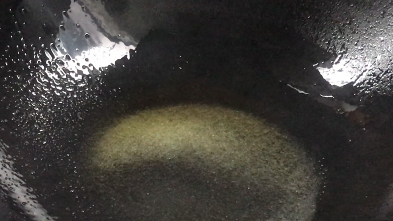 椒盐豆腐,起锅烧油,放入少许盐