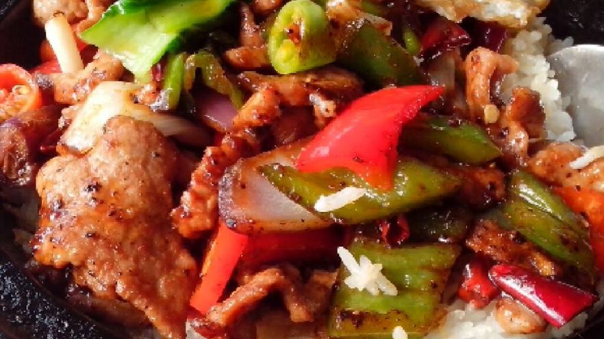 黑椒牛肉煲仔饭