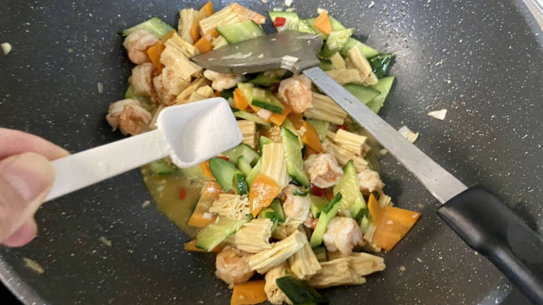 腐竹炒虾仁,尝下咸淡,根据自己口味添加少许盐,翻炒均匀出锅