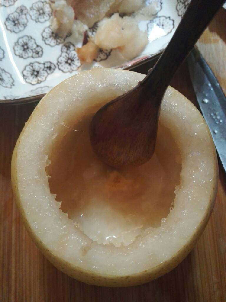 冰糖炖雪梨,借助小刀和勺子,挖出核和部分梨肉。(核不要丢掉,放一起蒸,止咳效果核不错喔!)