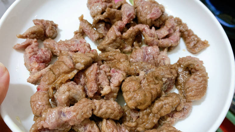 牛肉炒笋片,炒至表面定型,不用全熟,即可盛出待用。
