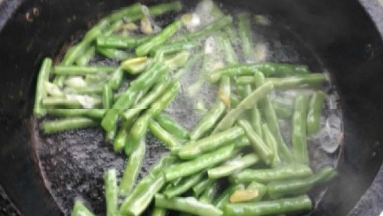 豆角焖面,放入<a style='color:red;display:inline-block;' href='/shicai/ 3639'>豆角</a>，调料。在放入水，要漫过<a style='color:red;display:inline-block;' href='/shicai/ 3639'>豆角</a>。<a style='color:red;display:inline-block;' href='/shicai/ 3639'>豆角</a>需要多炖一会儿。